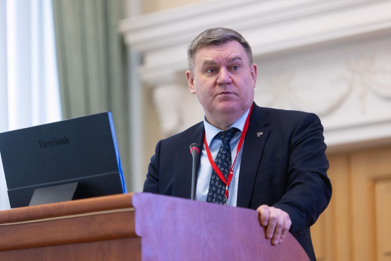 Прогноз прироста запасов и ключевые итоги ГРР На пленарной сессии форума генеральный директор ФГБУ ВНИГНИ Павел Мельников представил обновлённые предварительные данные Роснедр о результатах и динамике геологоразведочных работ по углеводородам за 2025 год Прирост извлекаемых запасов АВ1С1 в 2025 году По жидким углеводородам нефть конденсат 510 млн тонн По природному газу 635 млрд куб м Новые месторождения открытые в 2025 году Всего открыто 26 месторождений УВС в том числе Мезенинское крупное месторождение газа 49 7 млрд куб м Еркутаяхское месторождение нефти 11 6 млн т Усть Бирюкское газоконденсатное 14 3 млрд куб м Финансирование геологоразведки по УВС Предварительные данные по 2025 году Общие затраты недропользователей 340 млрд руб В том числе поисково разведочное бурение 220 млрд руб для сравнения в 2024 г 344 млрд руб и 226 млрд руб соответственно Работы за счёт федерального бюджета 10 8 млрд руб в 2025 г в 2024 г 13 4 млрд руб Динамика объёмов ГРР В 2025 году по предварительной оценке наблюдается снижение объёмов 2D сейсморазведка 4 тыс пог км 2024 г 5 тыс пог км 3D сейсморазведка 16 тыс кв км 2024 г 24 тыс кв км Поисковое бурение 684 тыс м 2024 г 731 тыс м Разведочное бурение 253 тыс м 2024 г 352 тыс м Исходные запасы и результаты прошлого года На конец 2024 года запасы России составляли Природного газа 63 5 трлн куб м Нефти 31 4 млрд тонн Прирост извлекаемых запасов АВ1С1 в 2024 году Жидкие углеводороды 516 млн т при добыче 516 млн т Газ 723 млрд куб м при добыче 685 млрд куб м Всероссийский форум недропользователей