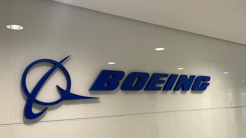 Boeing ищет $35 млрд для предотвращения банкротства  Американский авиагигант объявил о планах привлечь до $25 млрд в течение трёх лет через размещение акций и облигаций. Дополнительно компания заключила соглашение о кредитной линии на $10 млрд.  Эти меры приняты после сообщения об убытках в $6 млрд за третий квартал 2024 года. Финансовое положение Boeing ухудшается из-за продолжающейся уже месяц забастовки 33.000 рабочих, остановившей производство ключевых моделей самолётов.  Президент Emirates Тим Кларк предупредил о возможном банкротстве, если не удастся привлечь средства. Рейтинговые агентства выразили обеспокоенность ситуацией. #Boeing уже планирует сократить 17.000 сотрудников, прекратить выпуск 767 и отложить до 2026 года ввод в эксплуатацию модели 777-9.    Reuters  #Постфактум    Онлайн-проект eMAKS