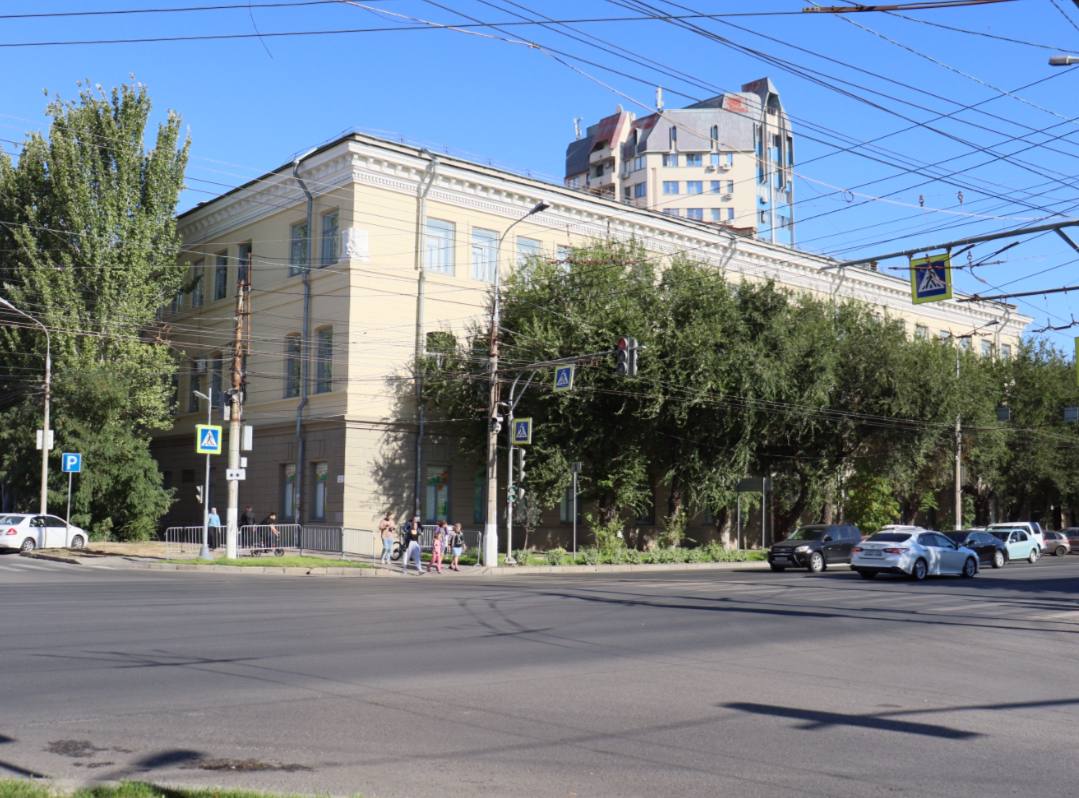Дом Шлыкова 2 й мужской гимназии в Волгограде взят под охрану как объект культурного наследия Защите подлежат местоположение оформление фасадов и интерьеров и другие характеристики Здание было построено в начале ХХ века и являлось доходным домом с богатой купеческой архитектурой фасадами с резными кирпичом и мощным карнизом В 1940 году был надстроен третий этаж облик значительно изменился сейчас от характерных купеческих элементов практически ничего не осталось Подписаться Перейти на сайт