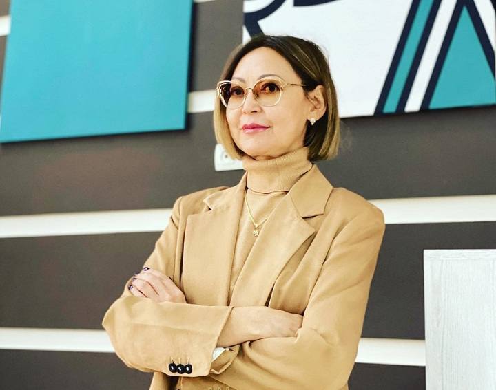 В Алматы проходят обыски у главного редактора ORDA Бажкеновой В Алматы по месту жительства и работы главного редактора ресурса ORDA гражданки Бажкеновой проводятся обыски Изымаются электронные устройства и материалы для проверки обстоятельств публикаций Департамент полиции города сообщил что в отношении Бажкеновой возбуждены уголовные дела за умышленное распространение заведомо ложных сведений По предварительной информации в одной из публикаций 2024 года содержалась ложная информация о якобы задержании сотрудника правоохранительных органов за взятку В другой публикации искажались данные о размере и причинах ущерба в имущественном споре Обе публикации нанесли ущерб деловой репутации упомянутых лиц Следствие продолжается