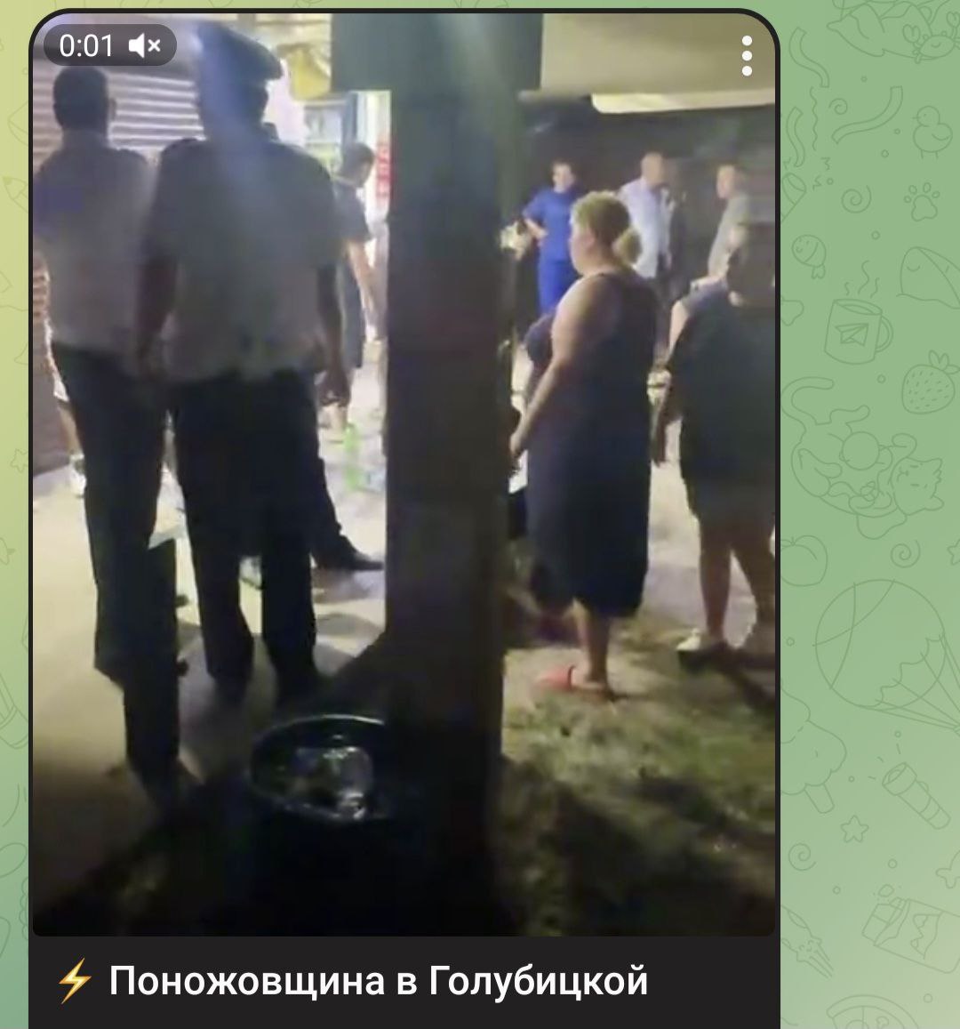 В Темрюкском районе по горячим следам задержан подозреваемый в причинении ножевого ранения местному жителю. О происшествии в станице Голубицкой полицейские узнали от потерпевшего. Незамедлительно прибыв на место, сотрудники установили и задержали подозреваемого. Им оказался 50-летний житель Каневского района. Установлено, что мужчина нанес 44-летнему местному жителю ножевое ранение в результате возникшего между ними конфликта на бытовой почве. В настоящее время проводится доследственная проверка, назначен ряд экспертиз, решается вопрос о возбуждении уголовного дела. Полиция Кубани