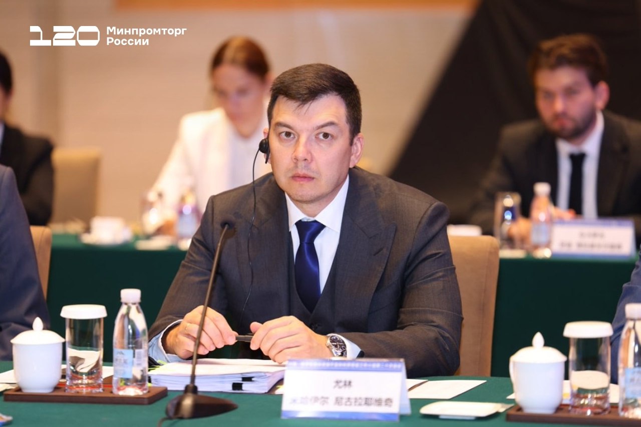 Министерство промышленности и торговли РФ  VK   Россия и Китай углубляют партнёрство в лесной отрасли  Состоялось 20-е заседание Постоянной Российско-Китайской рабочей группы по освоению и использованию лесных ресурсов.  Ключевые темы переговоров под руководством замглавы Минпромторга России Михаила Юрина и замминистра коммерции Китая Лин Цзи:   снижение барьеров в торговле и транспортировке лесопродукции;  совместные инвестпроекты;  укрепление «зелёного» и низкоуглеродного сотрудничества в ЛПК.  «Лесопромышленный комплекс, безусловно, остаётся одной из наиболее экспортоориентированных отраслей российской экономики. И именно Китай на сегодняшний день выступает в качестве основного внешнеторгового партнёра России в данной сфере.  Если говорить об общей тенденции, то за прошедший год товарооборот с Китаем по продукции ЛПК достиг $6,6 млрд», – отметил Михаил Юрин.