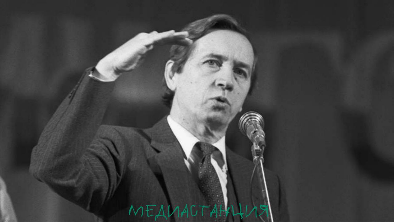 В возрасте 87 лет ушел из жизни писатель сатирик и сценарист Леонид Французов Как сообщает ТАСС причиной смерти стал рак легкого с которым драматург боролся последние несколько лет Поразительная личность до начала литературной карьеры и учебы на журфаке МГУ он успел поработать токарем и артистом цирка а затем стал одной из ключевых фигур за кадром отечественного телевидения Именно он создавал сценарии для таких культовых программ как Аншлаг и новогодние Голубые огоньки Его перу принадлежат тексты для легендарного Кабачка 13 стульев и Смехопанорамы и даже сценарии для детской передачи Спокойной ночи малыши Монологи написанные Французовым исполняли главные звезды эстрады от Аркадия Райкина и Евгения Петросяна до Владимира Винокура и Елены Степаненко Редакция Медиастанции приносит искренние соболезнования родным близким и коллегам Леонида Михайловича Вечная память великому юмористу mediastanciacom