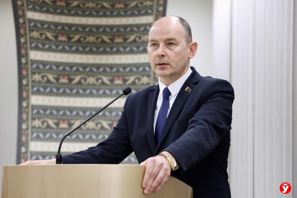 Алексей Кушнаренко поздравил хлеборобов Минщины Председатель Миноблисполкома поблагодарил аграриев Минской области за богатый урожай и сохранение вековых традиций Хлебороб самая созидательная и нужная профессия в мире Ваша ответственность организованность и настойчивость в очередной раз показала достойные результаты а труд аграриев Минщины отмечен на самом высоком уровне Благодарностью Президента Республики Беларусь В этот праздничный день самых теплых слов заслуживают все кто от зари до зари возделывает хлебную ниву зернышко к зернышку собирает урожай не покладая рук вносит неоценимый вклад в решение важных социальных задач в укрепление продовольственной и экономической безопасности нашей страны Особые слова признательности он выразил ветеранам золотых полей за сохраненные и приумноженные вековые традиции бережного отношения к хлебу и крестьянскому труду От всей души желаю вам дальнейших успехов и богатых урожаев Крепкого здоровья мира счастья и добра вам и вашим семьям