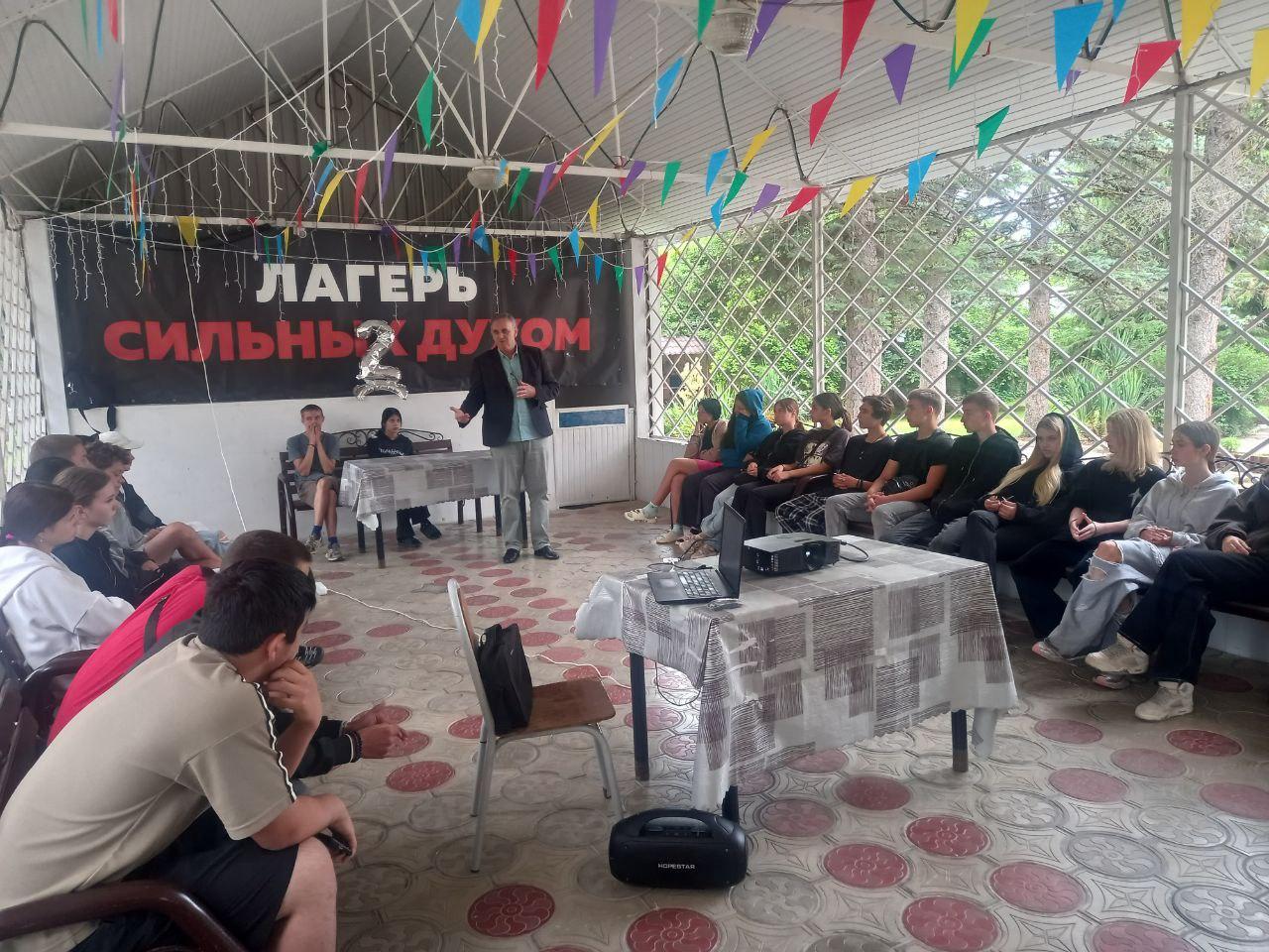 Учреждения культуры Адыгеи подготовили программы для отдыхающих в лагере ребят из Херсонской области В Картинной галерее Республики Адыгея и Северокавзказском филиале Государственного музея Востока подготовили для отдыхающих в лагере в Адыгее ребят из Херсонской области культурные программы. Сотрудники Картинной галереи организовали выставку - ребята ознакомились с работами из фондов Картинной галереи региона. «Дети с интересом рассматривали представленные полотна и задавали вопросы об их значении и истории», - поделились сотрудники учреждения культуры. Представители музея провели культурно-просветительскую программу "Сказки народов Востока" – ребята погрузились в волшебный мир восточных легенд и преданий. #Дети