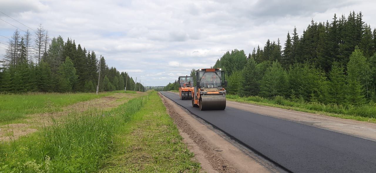 В Кировской области ремонтируют дорогу Лошкари — Кичма — Шаваржаки в Советском районе. Работы ведутся по программе «Дорожный миллиард», инициированной губернатором региона Александром Соколовым. На данный момент выполнена подгрунтовка битумной эмульсией перед укладкой выравнивающего слоя, а также начато устройство самого выравнивающего слоя из органоминеральной смеси. Общая протяженность трех участков дороги — 1,43 км. Срок окончания работ по контракту 20 августа 2025 года. Кировская область
