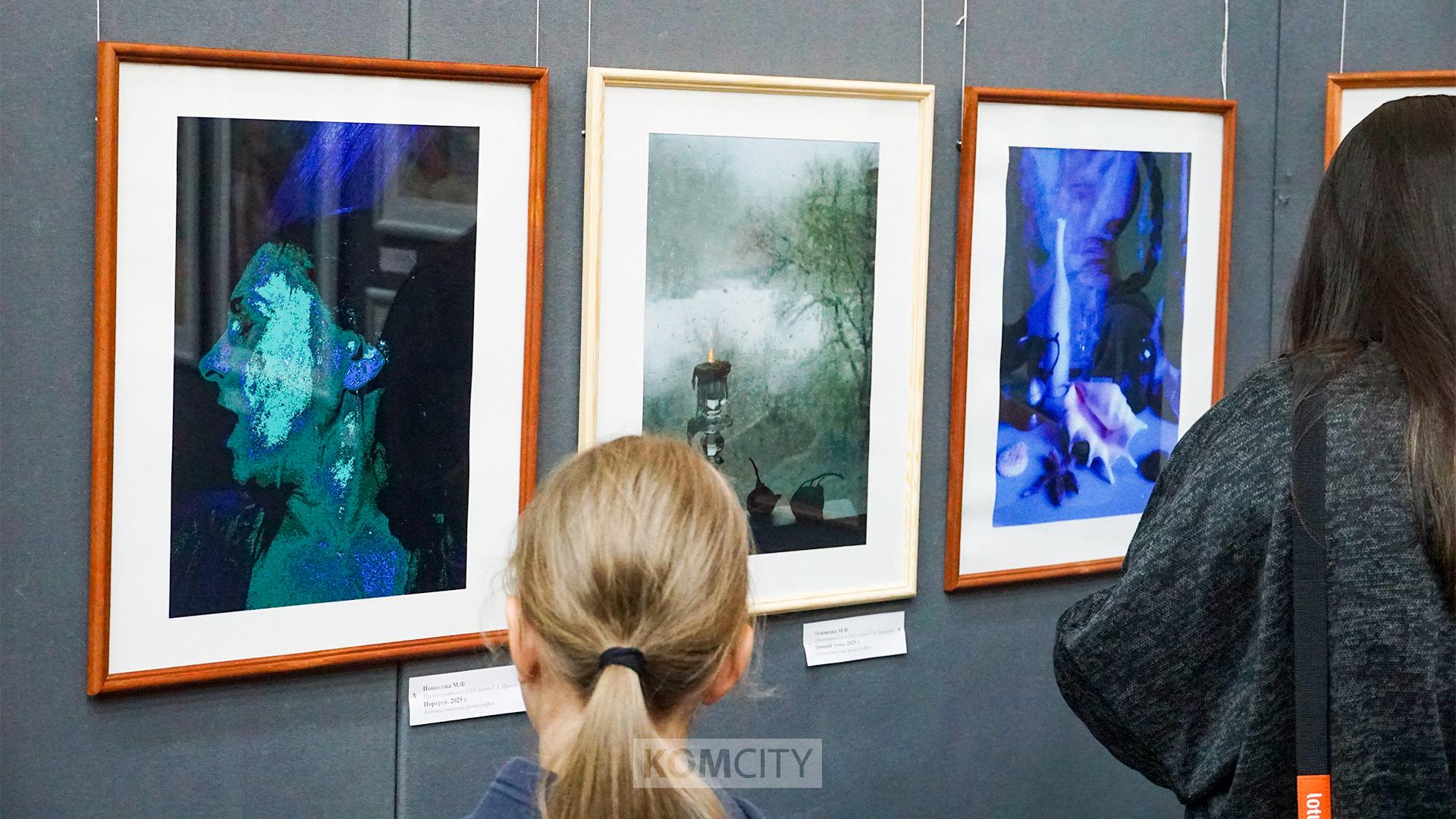 Выставка юных художников «Преемственность» открылась в Художественном музее  В Художественном музее сегодня открылась ежегодная выставка работ выпускников Детской художественной школы имени Цивилёва «Преемственность 2025». Работы юных творцов на ней соседствуют с картинами, выполненными преподавателями и опытными комсомольскими художниками.  Выставка была задумана, как ежегодный проект, в далёком 2002 году, это результат идеи председателя Комсомольского-на-Амуре Союза художников России Сергея Маликова и педагога художественной школы Александра Потехина. Каждый год в начале лета комсомольчане могут увидеть результаты обучения юных художников.  На выставке представлены самые разные темы и сюжеты. Пейзажи, портреты, натюрморты… Кроме художественных работ в разных техниках представлены также архитектурные макеты. Особое место в этом году на выставке занимают работы, посвящённые Великой Отечественной войне.