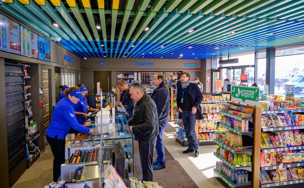 ФАС просят разобраться с высокими ценами на воду и продукты на автозаправках Сенаторы заявили что наценка на питьевую воду и товары первой необходимости на заправках может доходить до 500 Особенно остро это на платных трассах где АЗС часто единственная точка где вообще можно что то купить по дороге По словам авторов обращения на маршрутах без магазинов разница с обычной розницей бывает в 3 5 раз а на АЗС вне платных дорог наценка всё равно достигает 200 300 Поэтому предлагают ввести регулярный мониторинг цен и пресекать возможные нарушения антимонопольных правил Противники регуляций считают что магазины при заправках часто живут за счёт сопутствующих продаж и если лишить их этой маржи часть точек может стать нерентабельной