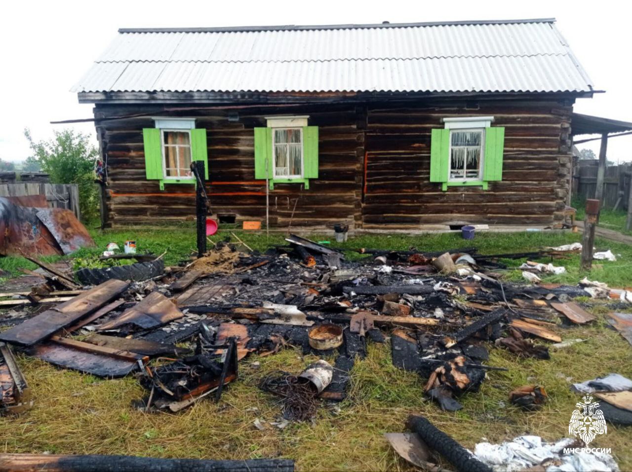 В Бурятии 14-летний мальчик получил ожоги рук и лица  Рано утром в поселке Зун-Мурино Тункинского района в одном из дворов загорелся деревянный сарай. На улицу выбежали 14-летний подросток и бабушка, чтобы попытаться потушить пламя. А его мать вызывала экстренные службы.   Когда пожарные 10-го Тункинского отряда прибыли на место, строение было полностью охвачено огнём. Юноша во время тушения получил ожоги обоих предплечий и лица, его госпитализировали в медучреждение.  #Бурятия  Подробности в «Номер один»       Сообщить нам свою новость можно по кнопке:       Письмо в редакцию