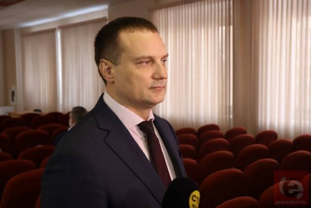 Новосибирский облсуд оставил в силе приговор министру ЖКХ НСО Архипову 17 сентября Новосибирский областной суд рассмотрел апелляционные жалобы сторон и представление прокуратуры на приговор министру ЖКХ и энергетики Новосибирской области Денису Архипову 2 июня Центральный райсуд Новосибирска признал Архипова виновным в превышении полномочий ст 286 УК и назначил ему 1 5 года колонии общего режима Но управленца освободили от отбывания наказания поскольку ему зачли время содержания в СИЗО и под домашним арестом Чиновник отрицал все обвинения поэтому обжаловал обвинительный приговор Оспорила его и прокуратура которая запрашивала для Архипова 7 лет лишения свободы Сегодня коллегия по уголовным делам облсуда оставила решение без изменения в основной части и оно вступило в законную силу При этом иск прокуратуры о взыскании с осужденного ущерба на сумму 220 миллионов рублей который был удовлетворен Центральным судом вышестоящая инстанция постановила оставить без рассмотрения