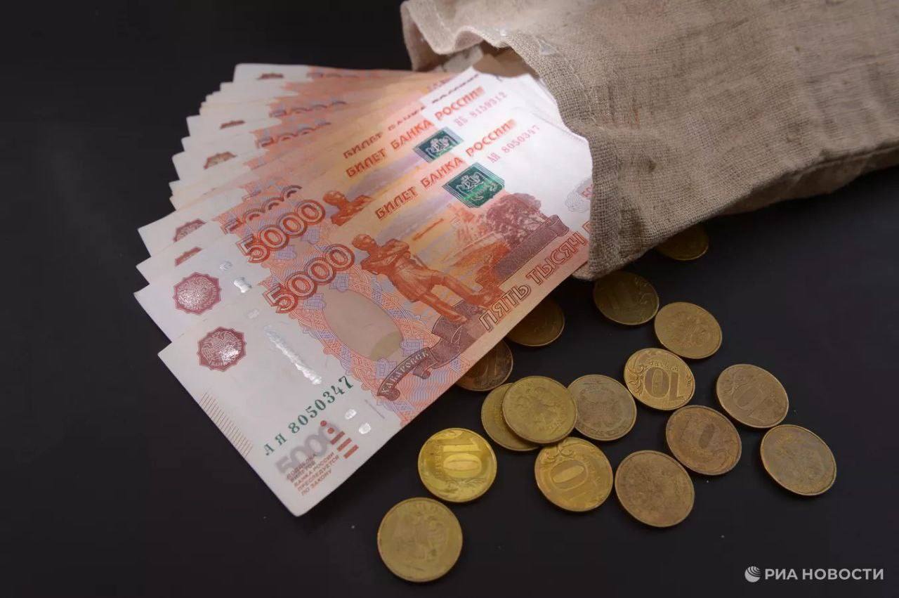 Средняя ежемесячная зарплата в России в октябре превысила 200 тыс рублей в двух отраслях экономики следует из анализа РИА Новости данных статистической службы В рыболовстве она была 205 5 тыс а у занятых в воздушном и космическом транспорте 215 4 тыс Подписаться на РИА Новости экономика Все наши каналы