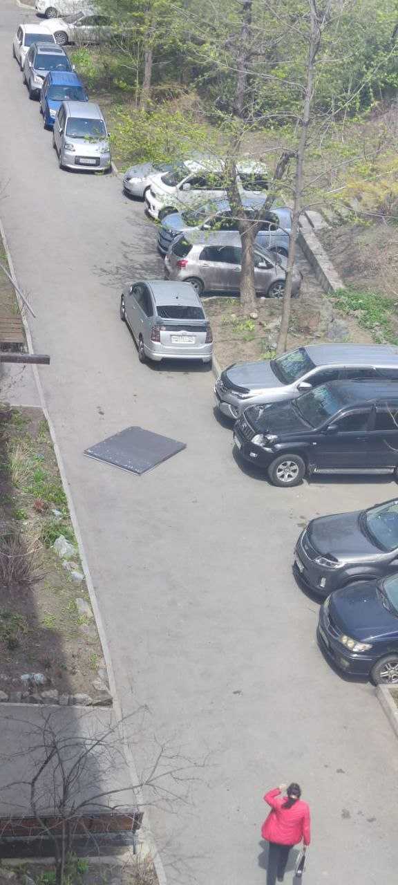 Плита рухнула на припаркованный около Кирова, 24 автомобиль. Людей в этот момент в салоне не было, но повреждения оказались достаточно серьезными. Судя по фото с крыши упал кусок металлической конструкции, у него смят угол, а у машины пробит капот. При этом припаркован автомобиль был в нескольких метрах от здания, в специально выделенном кармане. Фото: "МЦУ Владивостока Чат" Подписаться