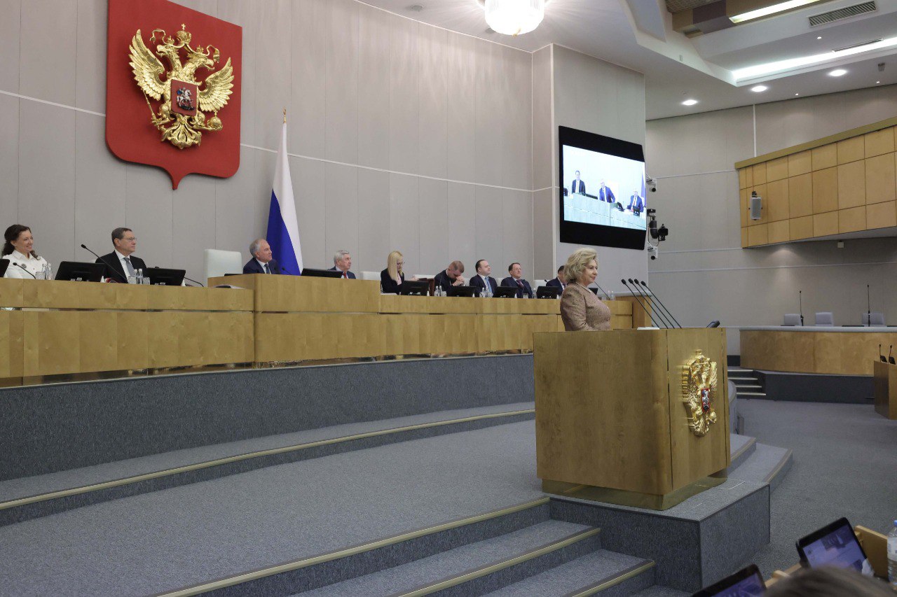 На пленарном заседании в Госдуме РФ под руководством Вячеслава Володина был рассмотрен доклад о деятельности Уполномоченного по правам человека в РФ Татьяны Москальковой за прошлый год В формате ВКС в работе по поручению руководителя ЗСК Юрия Бурлачко приняли участие его заместитель председатель комитета по вопросам здравоохранения и соцзащиты населения Николай Петропавловский и председатель комитета по вопросам законности правопорядка и правовой защиты граждан Андрей Горбань Также в зале присутствовал Уполномоченный по правам человека в Краснодарском крае Сергей Мышак При обсуждении доклада Уполномоченного председатель Госдумы отметил эффективность этого института как на федеральном так и региональном уровне Это очень тяжелая ответственная непростая работа И она стала совершенно иной в том числе потому что уполномоченными по правам человека стали ответственные люди перед гражданами и страной подчеркнул Вячеслав Володин Он поблагодарил Татьяну Москалькову и ее коллег в регионах за их работу По его словам с ее приходом на должность Уполномоченного многое изменилось Татьяна Москалькова проинформировала что всего за 2025 год аппаратом Уполномоченного было получено 128 тыс обращений из них 72 тыс по теме специальной военной операции Она разделила эту группу обращений на такие блоки как возвращение военнопленных и оказание им помощи в период пребывания на Украине поиск без вести пропавших выполнение социальных обязательств перед участниками СВО и их семьями соблюдение условий воинской службы возвращение захваченных жителей Курской области воссоединение семей разделенных из за закрытия границы между РФ и Украиной вызволение в Россию лиц подвергнутых на Украине репрессиям за пророссийские интересы решение вопросов людей эвакуированных из Украины или перемещенных из приграничных районов На заседании также выступили председатели профильных комитетов и руководители фракций В завершение Уполномоченный ответила на вопросы депутатов