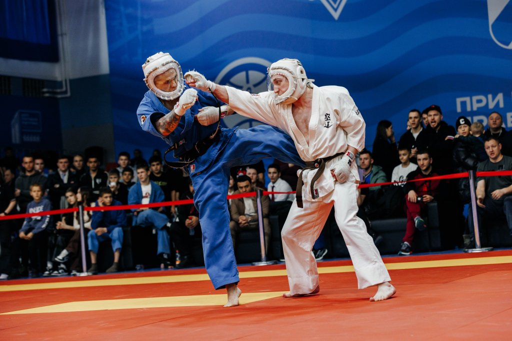 Во Владивостоке пройдут чемпионат ДФО и Кубок города по кудо В субботу 7 февраля во Владивостоке состоятся чемпионат Дальневосточного федерального округа и Кубок города по кудо Соревнования примет спорткомплекс Олимпиец Вход для зрителей свободный В чемпионате ДФО выступят мужчины и женщины от 18 лет и старше сильнейшие спортсмены регионов Дальнего Востока Для многих участников эти старты станут ключевыми в сезоне победители и призёры получат путёвки на чемпионат России который пройдёт с 26 по 29 марта в Москве Параллельно состоится Кубок города Владивостока где спортсмены смогут набраться соревновательного опыта и подготовиться к предстоящим краевым турнирам Программа соревнований 10 00 14 00 предварительные поединки 15 00 торжественное открытие 15 30 19 00 полуфиналы и финалы