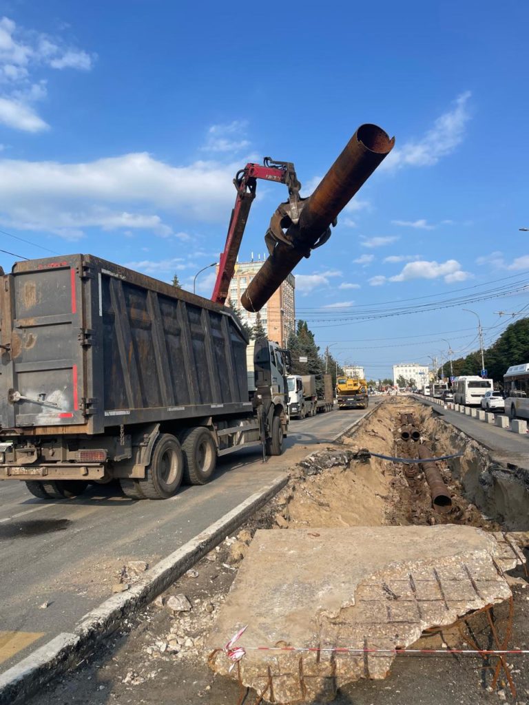 На Первомайском проспекте идет демонтаж старой теплотрассы  На участке Первомайского проспекта от пересечения с ул. Павлова до пересечения с ул. Сенной подрядчик приступил к демонтажу старой теплотрассы, организован вывоз труб. Как сообщается на сайте мэрии, после этого подрядная организация начнет демонтаж нижних железобетонных лотков.  На следующем участке – площадь Ленина и ул. Соборная – завершается зачистка грунта на крышках лотков. Подрядчик приступил к снятию плит перекрытия на теплотрассе.  Напомним, ранее глава администрации Рязани Виталий Артемов поручил наращивать темпы проведения ремонта и увеличить количество бригад. Капитальный ремонт теплотрассы ведется по программе «Модернизация коммунальной инфраструктуры». Работы идут в круглосуточном режиме.