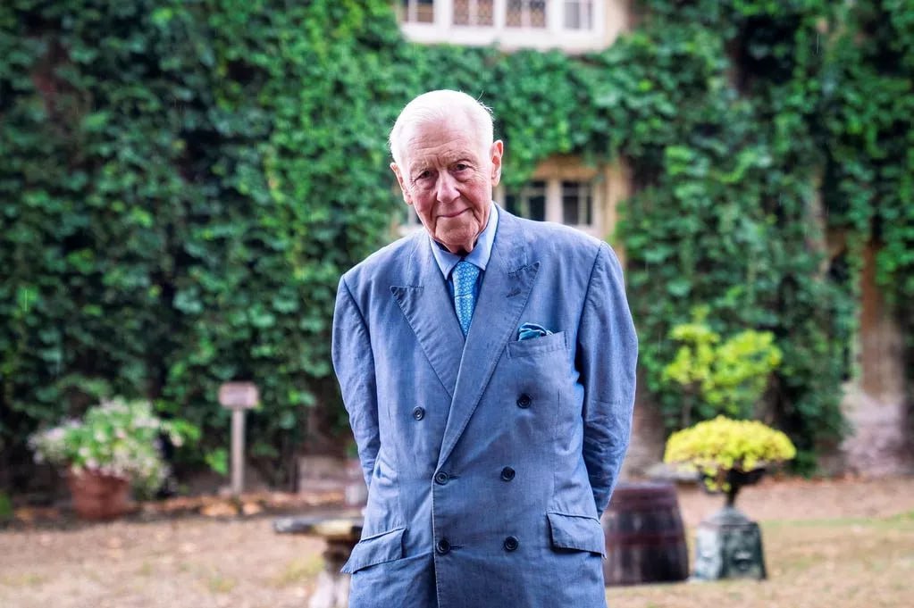 Британский мультимиллионер Бенджамин Слэйд в течение десяти лет находится в поиске молодой супруги которая могла бы подарить ему сына наследника для передачи своего значительного состояния В своих попытках он даже размещал объявления и принимал участие в реалити шоу Однажды Слэйд нашёл подходящую невесту и она родила ему дочь Однако он отменил свадьбу в самый последний момент заявив что продолжает надеяться на рождение сына наследника Согласно источникам Слэйд ни разу не виделся со своей дочерью