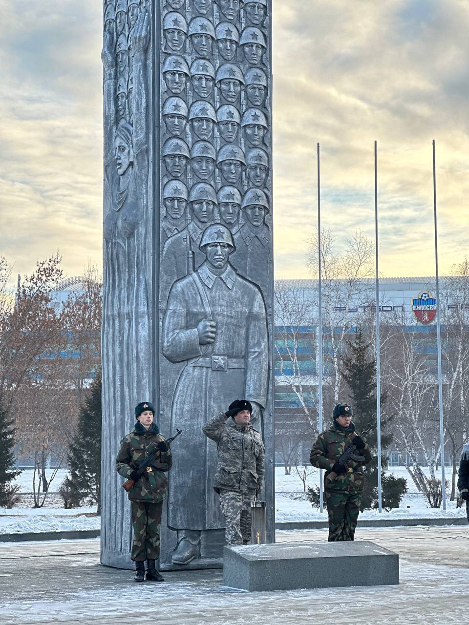 Гвардейский парк в Красноярске принял эстафету Вечного огня  Лампаду с горящем в ней пламенем установили у стелы. Возле неё выставили почётный караул. Нести его будут бойцы движения «Пост №1», учащиеся школ №2, 7 и 56, сообщают в администрации Советского района.   Почтить память солдат у стелы красноярцы могут до 7 февраля.  Фото: администрация Советского района