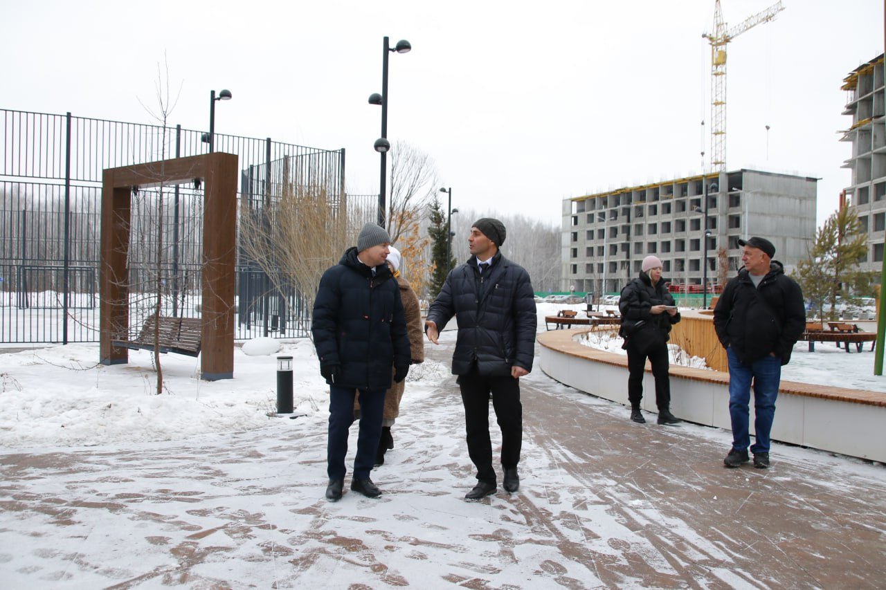 В Тюмени создано пространство с вращающимися стульями, шезлонгом и площадкой для панна-футбола  У ЖК «Мотивы» по улице Андрея Приказнова, 7, создана новая общественная озелененная территория. Ее благоустройством, а площадь пространства составляет почти пять тысяч квадратных метров, занималась ГК «География».  В пятницу на месте побывали представители управы Калининского округа. Ее руководитель Олег Савчук уточнил, что работы в сквере выполнены за счет внебюджетных источников, в рамках безвозмездного договора:  - Нужно сказать, что территория очень порадовала, она достаточно большая и разноплановая. Особенно хочется отметить работу дизайнеров и проектировщиков, которые применили современный подход. Подробнее