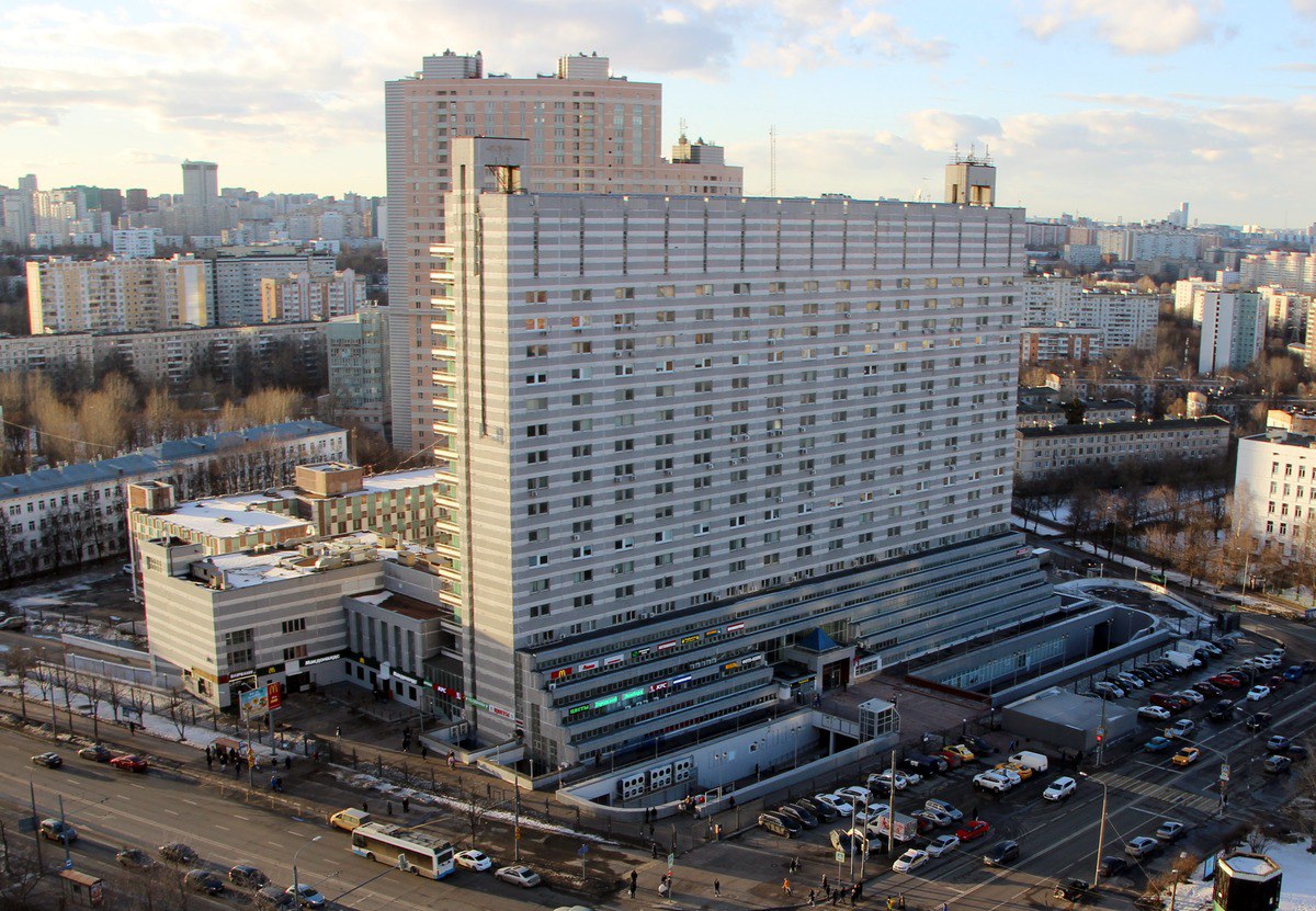 На месте гостиницы «Берлин» у метро «Каховская» построят крупный общественно-жилой комплекс Власти Москвы выставили на торги 100% акций компании «ЦОС», которая владеет гостиницей «Берлин» на Малой Юшуньской улице. Гостиница состоит из двух корпусов на 61 672 м², и расположена на участке площадью 3,1 га. На ее месте одобрено строительство многофункционального жилого комплекса площадью 185 000 м². Из них 64 700 м² займет общественно-досуговая недвижимость, 48 100 м² – гостиница, 40 700 м² – жилье, а 31 500 м² будут отданы под офисы. Стартовая цена аукциона 5,5 млрд рублей. Торги пройдут в середине июля. Учитывая расположение и параметры будущей застройки, можно ожидать, что за гостиницу развернется серьезная борьба. Гостиничный комплекс «Берлин» был построен в 2000 году, хотя его строительство началось еще в 1980-х. В 2014 году здание прошло капитальный ремонт и получило статус «три звезды».