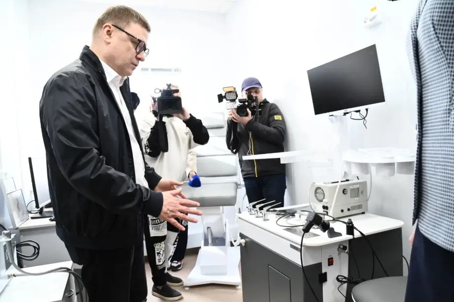 Челябинск Главное В Каслях после капремонта открыли лечебный корпус муниципальной больницы Губернатор Челябинской области Алексей Текслер рассказал в личном канале в MAX о завершении капитального ремонта лечебного корпуса 2 Каслинской районной больницы Событие стало долгожданным для более чем 27 тысяч местных жителей Качественная медицина должна быть доступна каждому вне зависимости от того где живет человек Такого принципа мы и придерживаемся в Челябинской области Мы системно и последовательно модернизируем медицинскую инфраструктуру Впереди новые позитивные перемены ведь здоровье и благополучие людей остаются нашим главным приоритетом заявил Алексей Текслер Мы в MAX VK Сайт подробнее на канале Челябинск Главное