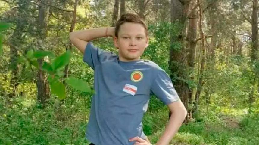 В Калининграде ищут 13 летнего мальчика пропавшего 2 дня назад 19 октября Максим Гусаков ушёл из дома по ул Инженерной на прогулку и не вернулся На вид мальчику 14 15 лет его рост 145 см он худощавого телосложения с короткими тёмно русыми волосами и голубыми глазами Был одет в зелёную куртку брюки темно синего цвета и белые кроссовки С собой имел серый портфель Всех кто располагает информацией о местонахождении несовершеннолетнего просят незамедлительно сообщить об этом в ОМВД по телефонам 8 4012 552 487 552 402 552 403
