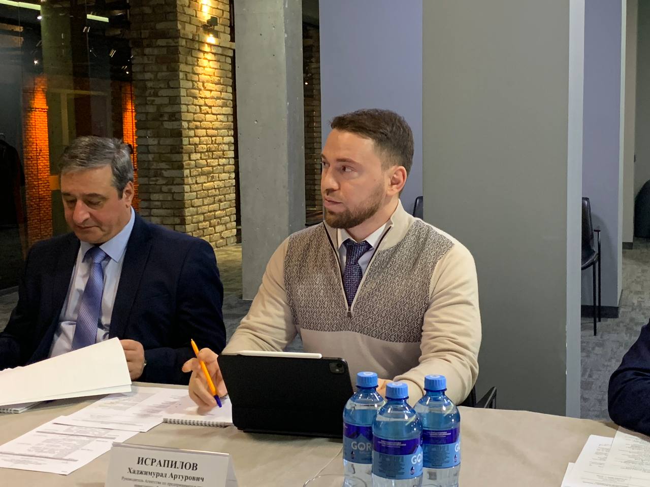 В эти минуты проходит рабочая встреча руководителя Дагпредпринимательства Хаджимурада Исрапилова с официальной делегацией Союза строителей и девелоперов Азербайджана В мероприятии также участвуют руководитель Центра поддержки экспорта Дагестана Руслан Абаскулиев и другие заинтересованные лица В своем выступлении руководитель Дагпредпринимательства Хаджимурад Исрапилов отметил что Дагестан и Азербайджан имеют исторические экономические связи а также акцентировал внимание на сотрудничестве в сфере строительства Он отметил что этот год объявлен в Азербайджане Годом строительства и это открывает сторонам дополнительные возможности Вице президент Ассоциации строителей Азербайджана Г н Шихалиев Ашраф Надир оглы в свою очередь заявил о больших планах строительства жилых комплексов на территории Азербайджана