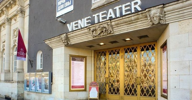 Русский театр в Таллине сменит название на Театр Сюдалинна Südalinna teater — соответствующее решение принято официально. По словам председателя совета театра Маргуса Алликмаа, учреждение вступит в сезон 2025/26 уже под новым названием, сохранив при этом русский язык спектаклей. Название выбрали из 55 предложенных вариантов, и, по мнению Алликмаа, оно «тёплое и симпатичное». Алликмаа также сообщил, что театр будет чаще обращаться к произведениям эстонских авторов и сможет активнее участвовать в процессах культурной интеграции. Параллельно стало известно о решении Министерства культуры Эстонии сократить государственное финансирование театра на 15% в 2026 году — это примерно 386 тысяч евро в год. Как отметил Алликмаа, это потребует пересмотра штатного состава и структуры учреждения.