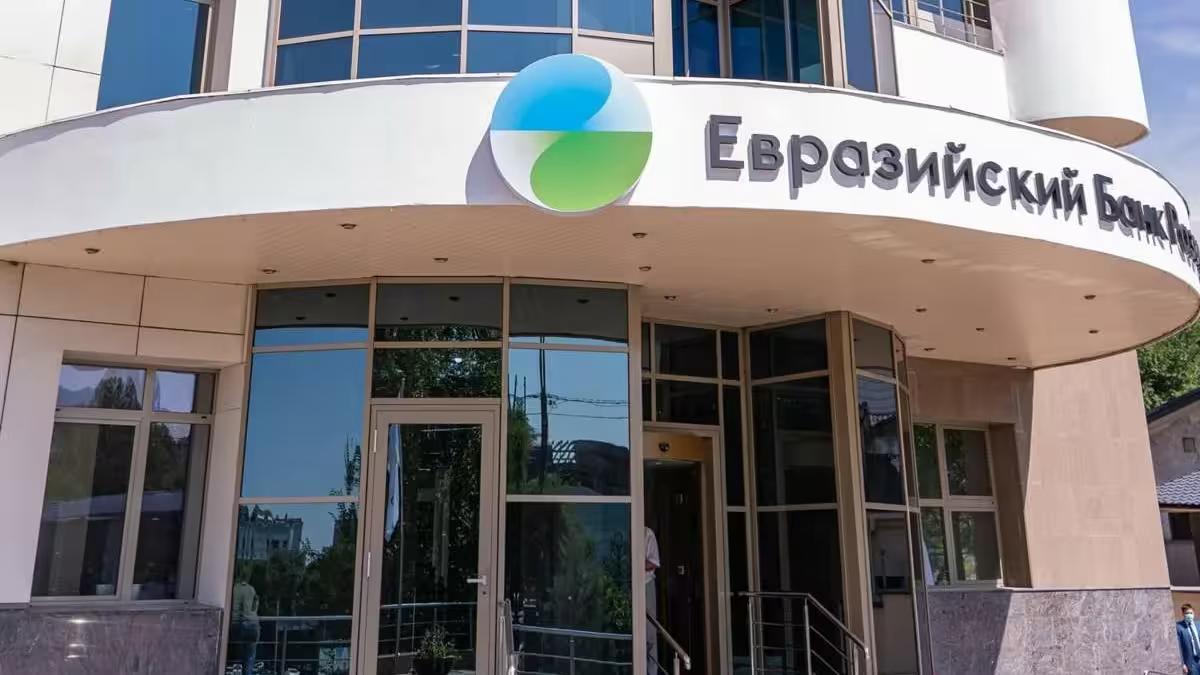 Узбекистан стал участником Евразийского банка развития Узбекистан выделит более 168 млн для покупки акций ЕАБР Этот шаг знаменует официальное вступление страны в состав участников банка Согласно документу в уставном капитале ЕАБР Узбекистану выделено 777 777 акций каждая из которых стоит 1000 Из этого числа 168 411 акций 21 7 являются оплачиваемыми Оставшиеся 609 366 акций 78 3 будут оплачены по требованию банка За приобретение акций отвечает Министерство инвестиций промышленности и торговли а финансирование обеспечит Министерство экономики и финансов Средства будут выделены из государственного бюджета в 2025 году а с 2026 года финансирование будет регулярно предусматриваться в параметрах бюджета Ожидается что в 2025 году будет выделено 10 млн а в последующие два года по 79 млн 205 тыс Остерегайтесь фейков Это единственный официальный канал NovostiUZ Подпишитесь чтобы получать достоверные новости и актуальные курсы валют Вы с Telegram Premium Поддержите нас одним нажатием Ссылка на пост telegram me NovostiUZ 58397
