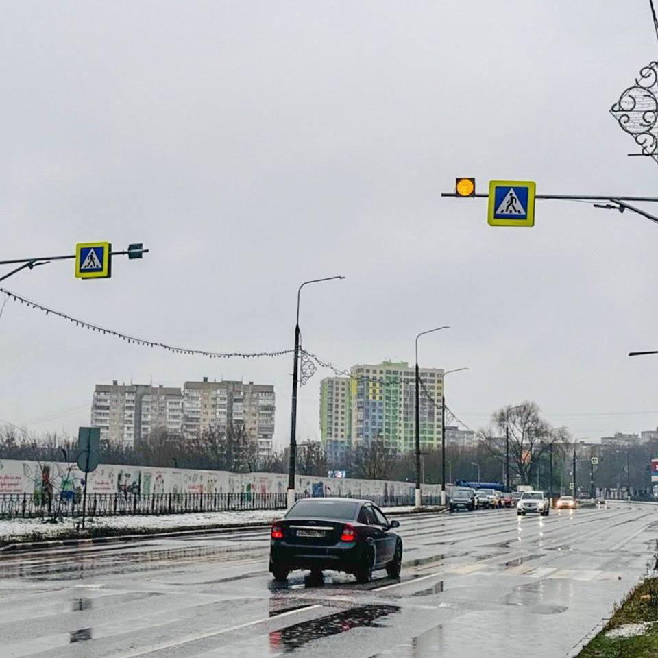 На улицах Гудкова и Лацкова появились новые светофоры с направленной подсветкой Такая подсветка создает дополнительное освещение именно в зоне перехода Теперь пешеходы стали заметнее для автомобилистов
