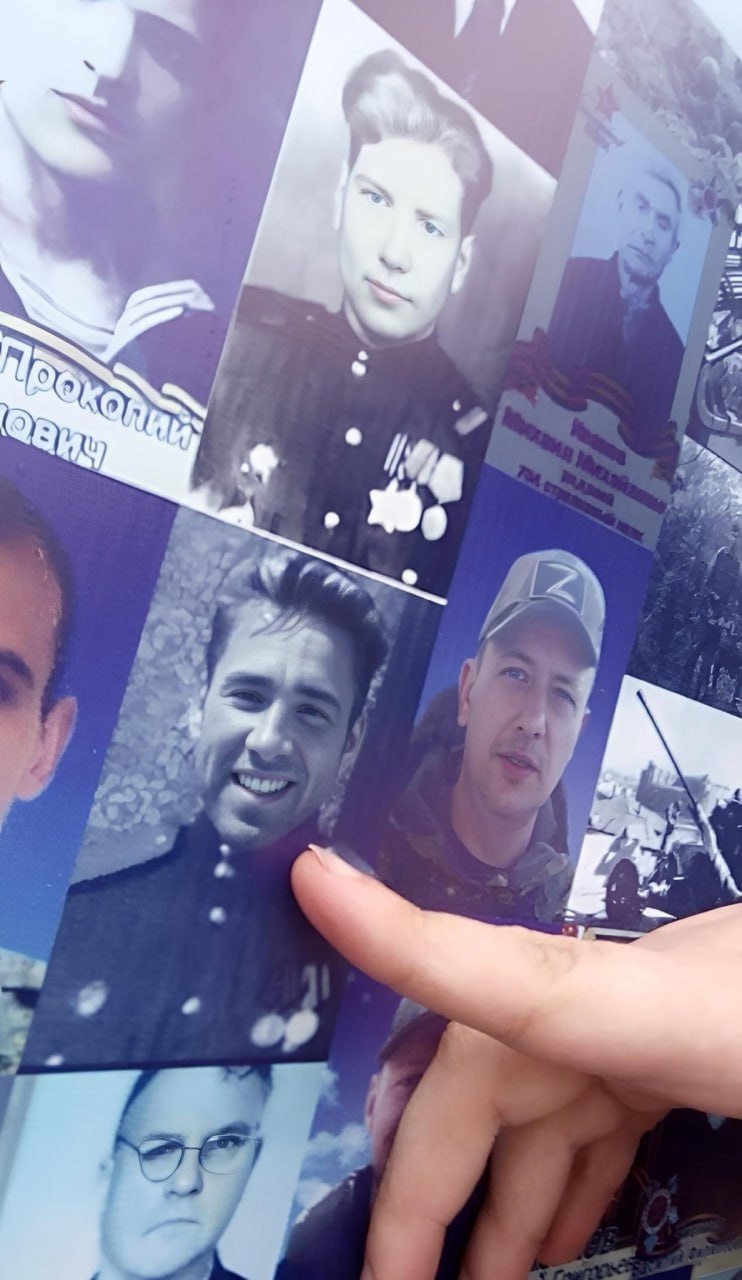На Патриотическом панно в Железногорске нашли 7 фотографий американского порноактера. Оказалось, что фото Уильяма Херрингтона отправил 16-летний школьник, а проверять их никто не стал. Накануне 9 мая власти всё же решили заменить изображения на портреты ветеранов. С подростком проведут работу по патриотическому воспитанию. Курская Telega / Прислать новость