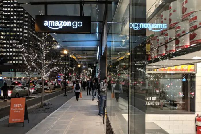 Глобальный гигант Amazon закрывает в Великобритании свои магазины без касс работающие под контролем искусственного интеллекта Британцы перестали в них ходить когда выяснилось что удаленные индийские работники следят за покупателями и рассчитывают их счета на кассе вместо того чтобы это делал искусственный интеллект banksta