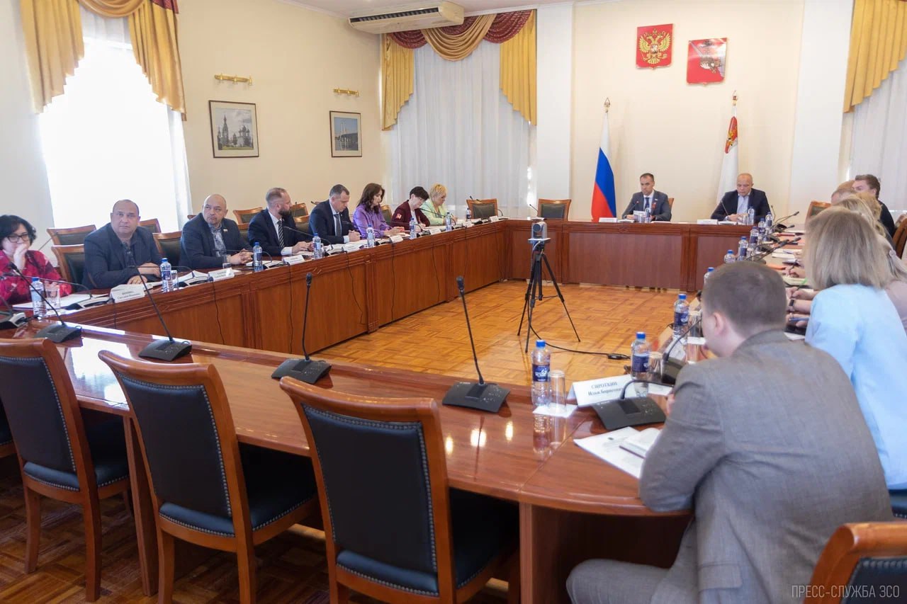 Провел оперативное совещание с депутатами Законодательного Собрания области. Обсудили итоги прошедших двух недель. Несмотря на выходные дни, парламентарии продолжили контроль объектов «Народной программы», ремонтных работ образовательных учреждений. Проводились приемы граждан. Мы стали ближе к людям, работаем практически в круглосуточном формате, чтобы решать проблемы вологжан. Об этом говорил Губернатор области Георгий Филимонов – новая команда и новые подходы. Сейчас в фокусе внимания держим ряд важных направлений: разработка федеральных инициатив: готовим поправки в Земельный кодекс в части совершенствования процедуры проведения аукционов, готовим механику законопроекта об ограничении продажи вейпов вблизи социальных, культурных объектов, а также образовательных учреждений. на региональном уровне завершаем оттачивание инициатив о среднем профессиональном образовании в области, а также студенческих отрядах. Здесь мы снова выступаем пионерами – наших законопроектов ждут коллеги со всего Северо-Запада. Неудивительно, ведь Вологодчина в тренде: озвученные на Совете Законодателей в Москве идеи о модели «школа – колледж – вуз - предприятие» мы уже вшили в наш законопроект. реализация закона о новых правилах продажи алкоголя тоже остается в числе приоритетных задач. Контроль за соблюдением установленных норм активно ведем во всех округах. Продолжаем активные выезды в округа. Депутаты уже стали настоящей опорой для глав муниципалитетов: это компетентная поддержка в вопросах реализации проектов, взаимодействия с региональными и федеральными органами власти. Такую практику продолжаем нарабатывать. Как подчеркивал глава региона, депутат — это интеллектуал, но в первую очередь труженик, нацеленный на решение проблем на местах.