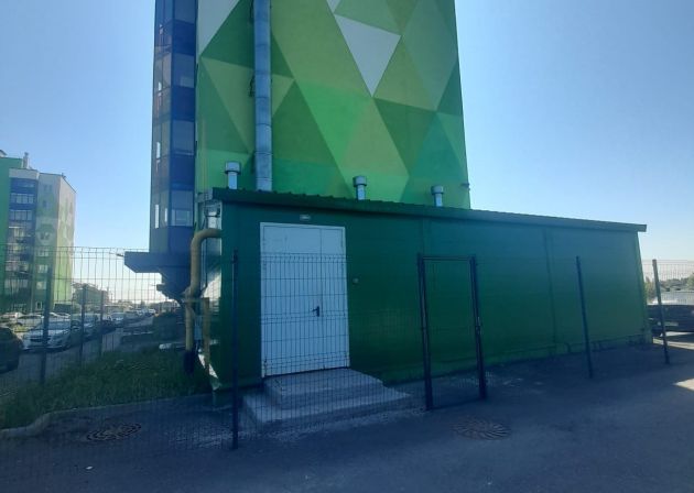 Дождались тепла. Должников Газпром оставил без горячего С 30 мая в поселке Щеглово Всеволожского района прекращена подача газа на котельную по улице Магистральная, обслуживающую жилой комплекс "Алгоритм". В ЖК 3 восьмиэтажных дома, около 600 жильцов, есть стоматология, детская школа искусств и частный детский сад "Мама Оля", где 72 ребенка, все остались без горячей воды. О том, что это случится, поставщик, Газпром Межрегионгаз Санкт-Петербург предупредил УК "Алгоритм" и чиновников 29 мая, причина - "перерасход газа". «А людей никто не предупредил. 22 мая нас уже отключали, но мы стали жаловаться, и на следующий день газ вернули. А теперь почти неделю сидим, говорят, до отопительного сезона не включат. Мы писали в прокуратуру, президенту и губернатору, пока помощи нет», – рассказала 47news жительница ЖК Олеся. По мнению главы администрации Щегловского поселения Николая Казанцева, действия Газпром Межрегионгаза связаны с долгом УК "Алгоритм" за поставленный газ, сумма 961 тысяча для газовой монополии, мягко говоря, не существенная . «Такие вопросы нужно решать в суде, но за 2 года Межрегионгаз ни разу даже претензий не выставил. Просто сделали заложниками людей, которые добросовестно платят, таких в ЖК 80%», – отметил он в разговоре с 47news. Что еще рассказал о проблемах с газом в котельной ЖК глава администрации и в УК, читайте в нашем материале. предоставлено жителями ЖК "Алгоритм"