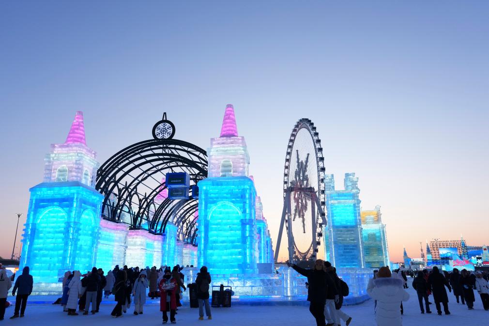 В Харбине стартовал международный фестиваль льда и снега Media Харбин 6 января Синьхуа 42 й Харбинский международный фестиваль льда и снега стартовал в административном центре провинции Хэйлунцзян Северо Восточный Китай в понедельник 5 января За прошедший 41 год харбинский фестиваль задуманный как первое в Китае мероприятие международного уровня по снежно ледовой тематике успел превратиться в одно из четырех крупнейших зимних шоу в мире 0 2026 01 06 10 50 00 Full Text