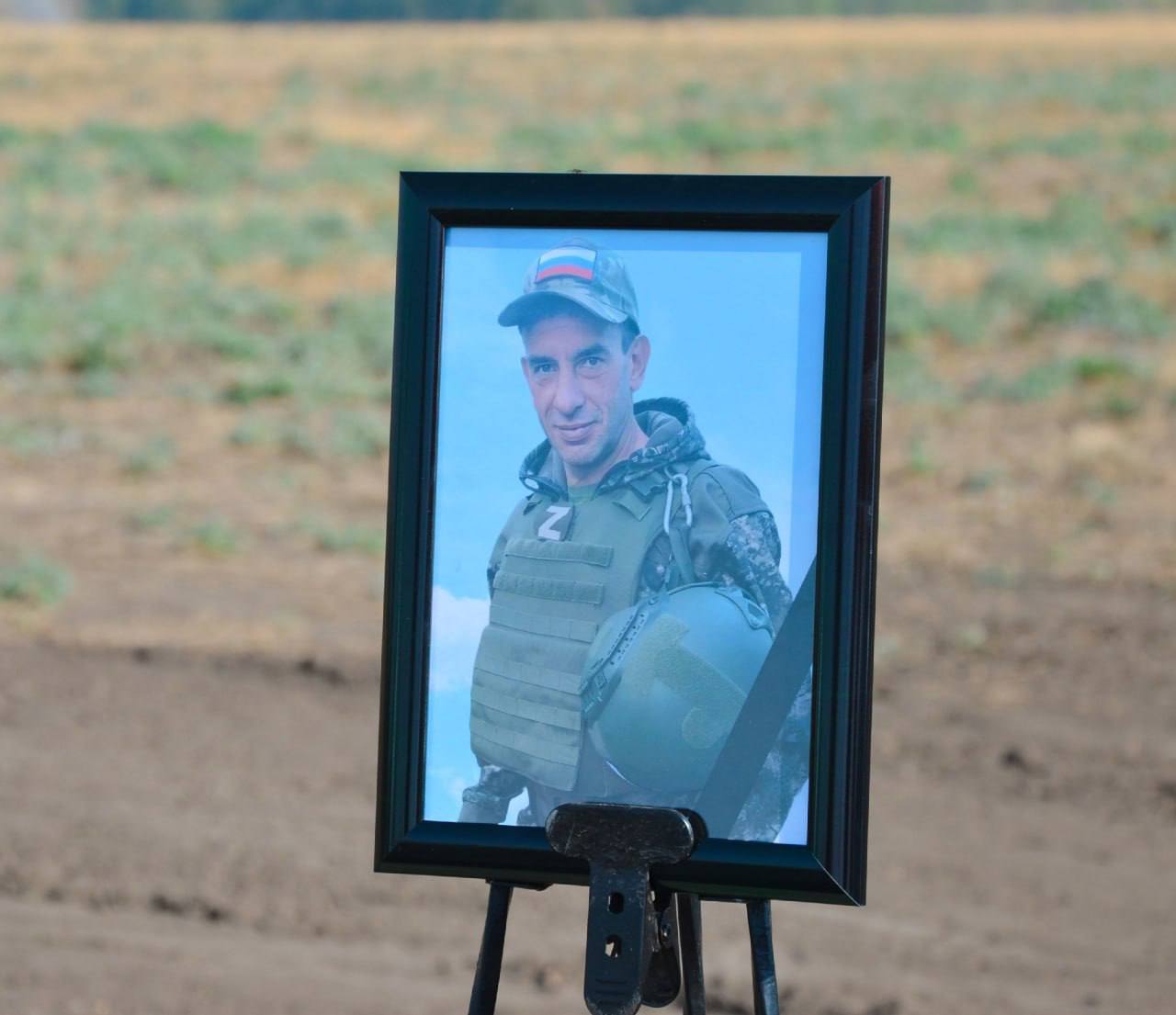 Семье погибшего на войне белгородца отказали в выплатах, сославшись на «сердечную недостаточность»  Минобороны и власти Белгородской области отказали в компенсации семье 47-летнего Сергея Шубина, погибшего на войне. В справке о смерти указали, что причиной стала «кардиомиопатия и сердечная недостаточность», несмотря на то, что глава Краснояружского района Андрей Миськов публично заявлял, что Шубин «погиб при выполнении боевой задачи».  Шубин ушел на войну добровольцем и погиб 15 сентября 2024 года, за день до этого он сообщил родным, что отправляется на штурм. Однако его семье не выплатили ни компенсацию от Минобороны, ни региональные 2,5 млн рублей. На горячей линии не смогли дать ответ, а в районной администрации заявили, что «непонятно, от чего и где он у вас погиб» и что до них «не дошла очередь» на выплаты.    Подписаться   Прислать новость