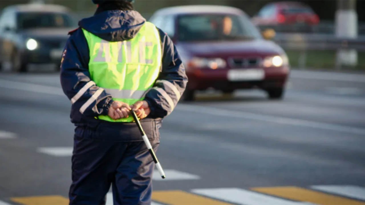 9 декабря столичные госавтоинспекторы проведут профилактический рейд Пешеходный переход в Москве сообщили в пресс службе городского управления Госавтоинспекции Акция направлена на повышение безопасности пешеходов и предотвращение ДТП с их участием поскольку наезд на пешеходов остается одной из основных причин аварий В ходе рейда проверят соблюдение правил дорожного движения как водителями так и пешеходами Ранее 27 ноября в ходе похожего рейда Пешеход сотрудники ГАИ выявили и пресекли более 1 9 тысячи нарушений ПДД в столице moscowlenta