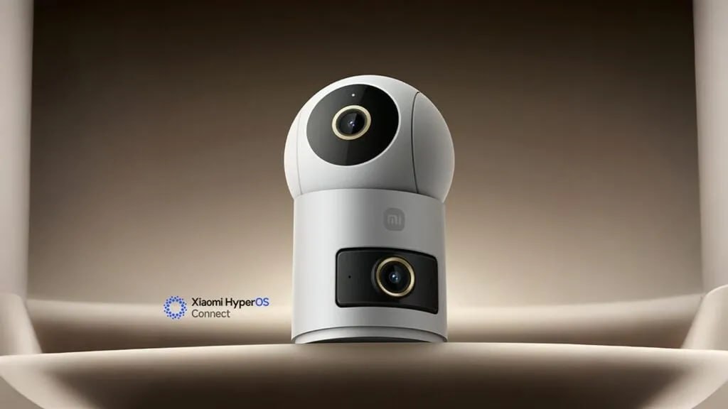 Компания Xiaomi представила в Китае новую модель Smart Camera 4 Dual Camera Edition доступную по цене 42 доллара Устройство выделяется наличием двух 5 мегапиксельных модулей с разрешением 2960 1666 пикселей использующих оптическую схему 5P диафрагму f 1 6 и процессор обработки изображений Камера поддерживает видеосъёмку с частотой 20 кадров в секунду Конструкция включает фиксированный широкоугольный объектив с углом обзора 152 градуса и регулировкой по вертикали а также PTZ объектив с поворотом на 360 градусов по горизонтали и наклоном на 90 градусов по вертикали Совместная работа объективов минимизирует слепые зоны предлагая одновременный просмотр на двух экранах Для ночной съёмки используется высокочувствительный датчик и инфракрасная подсветка с длиной волны 940 нм обеспечивающая чёткое чёрно белое изображение на расстоянии до 10 метров а также полноцветное видение при слабом освещении
