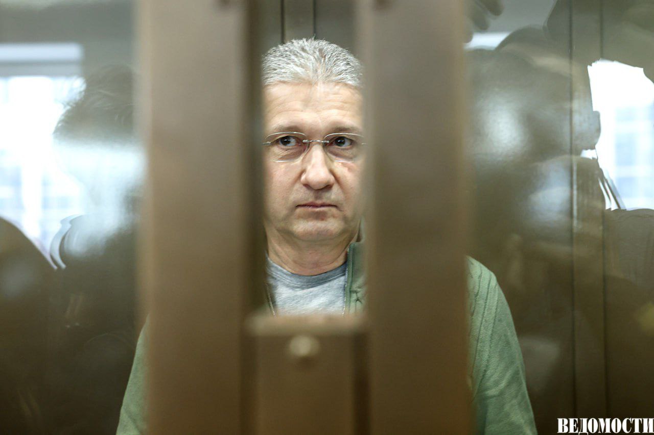 Генпрокуратура требует обратить в доход государства имущество экс замминистра обороны РФ Тимура Иванова сообщили Ведомостям в суде Иск надзорного ведомства зарегистрировали 20 августа В июле Тимура Иванова приговорили к 13 годам колонии Суд признал его виновным в особо крупной растрате при покупке паромов для Керченской переправы на сумму более 216 млн рублей и в легализации около 4 млрд рублей выведенных из банка Интеркоммерц Подпишитесь на Ведомости