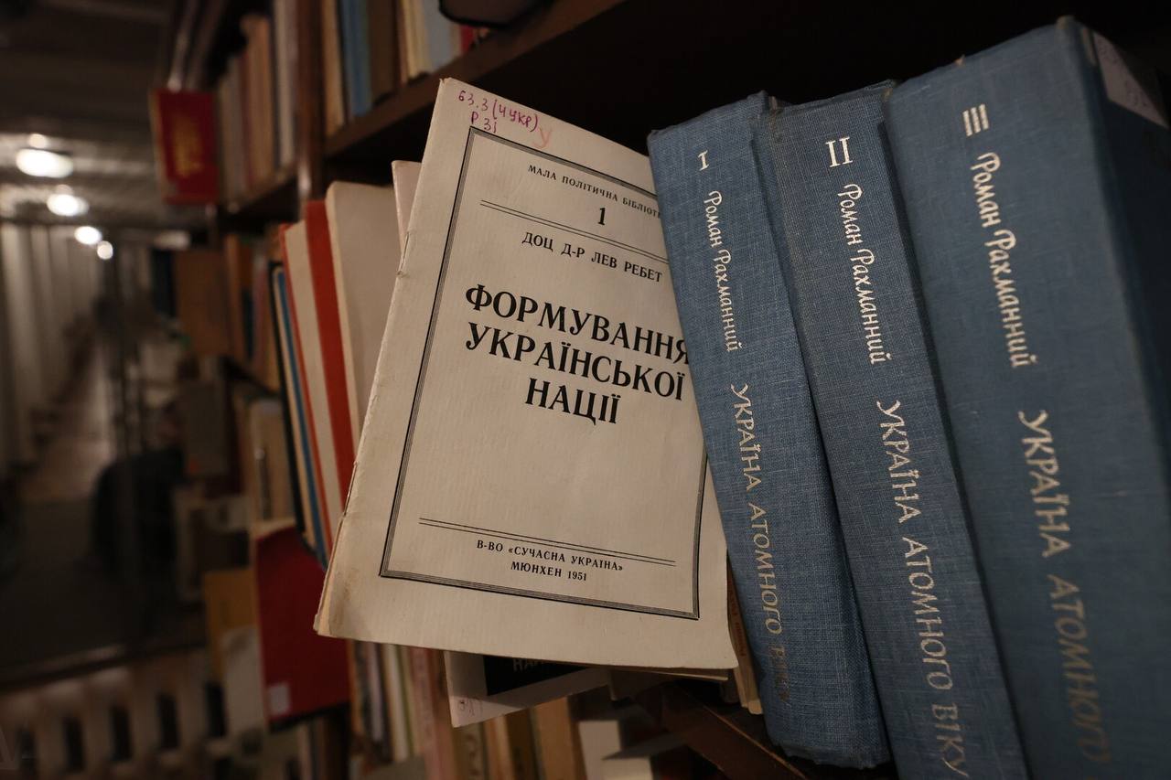 В Херсонской области из действующих библиотек убрана вся экстремистская литература    Работу по изъятию из библиотек запрещенных книг инициировало Министерство культуры Херсонской области совместно с муниципальными администрациями. С полным списком экстремистской литературы можно ознакомиться по ссылке.  «Работа по выявлению экстремистской литературы абсолютно закончена в работающих библиотеках. То есть в тех, которые открыты и куда есть доступ у людей, экстремистской литературы нет и быть не может. По мере того, как библиотеки открываются, первое задание, которое ставится перед заведующим, — сразу проработать вопрос выявления экстремистской литературы»,  — подчеркнул министр Артем Лагойский.     , VK и ОК и читайте новости на нашем сайте