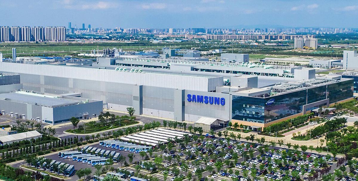 Корейским полупроводниковым компаниям Samsung и Hynix имеющим мощности в Китае американские власти отказали в лицензиях на использование американского оборудования Что будет причиной остановки развития фабрик на территории Китая Samsung и Hynix смогут продлить лицензии на использование уже имеющегося оборудования но получить новое уже не смогут А вот находящиеся на территории Китая фабрики американского Micron не путать с российским Mikron не получили ограничения лицензий Некоторые специалисты склоняются к мнению что это еще больше подстегнет развитие китайских полупроводниковых компаний а корейские которым и так сейчас не легко будут дополнительно ко всем своим бедам быстро терять позиции на огромном китайском рынке Ну и конечно же даст преимущество Micron на рынке чипов памяти
