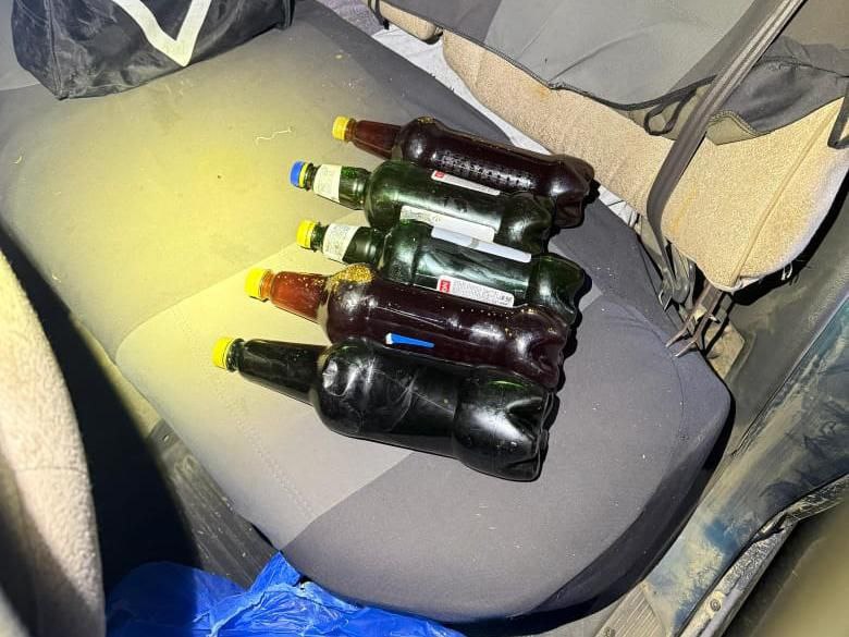 Полицейские изъяли у 20 летнего амурчанина наркотики Находясь на маршруте патрулирования сотрудниками ДПС ГИБДД МО МВД России Бурейский остановлен автомобиль марки Хонда Цивик под управлением мужчины 2000 года рождения Также в машине находились три пассажира у одного из которых полицейские обнаружили и изъяли 5 пластиковых 1 5 литровых бутылок с жидким веществом темно зеленого цвета Результаты проведенной экспертизы показали что данная жидкость содержала более 50 граммов гашишного масла Возбуждено уголовное дело Полицейскими проводятся дальнейшие оперативно следственные действия направленные на выяснение всех обстоятельств данного преступления мвд28