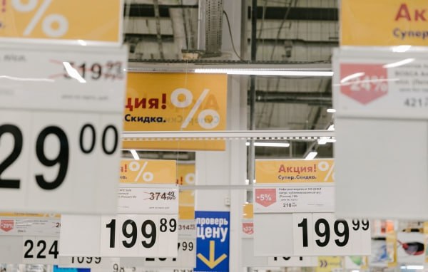 Экс замминистра сельского хозяйства счёл актуальной проверку ФАС наценок на продукты На рынке наблюдается напряжённость из за отсутствия увеличения доходов населения при росте стоимости товаров Таким мнением в эфире радиостанции Говорит Москва поделился специалист в области продовольственной политики доктор экономических наук Леонид Холод Это всё совершенно планомерная и нормальная работа антимонопольной службы которая в рыночной экономике может влиять на цены точнее на наценки Это самая обычная рутинная работа тем более сейчас она весьма актуальна потому что доходы населения как известно не растут на рынке наблюдается некое напряжение связанное с ростом цен и невозможностью эти цены акцептировать   govoritmoskva ru news 480581