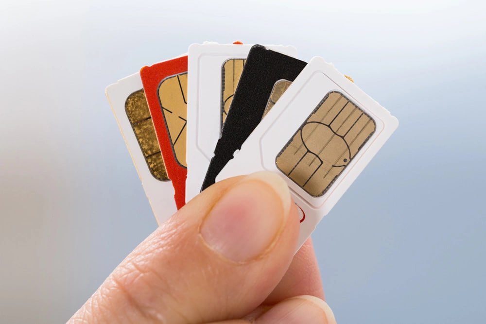 В Беларуси могут появиться специальные SIM карты и тарифы для детей В Беларуси разрабатывают специальные тарифные планы и SIM карты для детей чтобы обеспечить их безопасность в интернете сообщил старший прокурор Генпрокуратуры Роман Сидоренко По его словам отсутствие контроля за пребыванием детей в сети затрудняет защиту их интересов Для решения этой проблемы в июне 2025 года Национальная комиссия по правам ребенка по инициативе Генпрокуратуры утвердила комплекс мер для обеспечения информационной безопасности детей Среди мер создание детских тарифных планов и SIM карт при регистрации которых будет указываться несовершеннолетний возраст абонента Это позволит операторам и провайдерам устанавливать фильтры на вредоносный контент и возможно ограничивать установку определенных приложений на устройства детей Сейчас определить является ли абонент несовершеннолетним технически невозможно так как родители оформляют SIM карты на себя а затем передают их детям Если эта инициатива будет полностью реализована мы сможем максимально защитить детей в интернете отметил Сидоренко Беларусь ДетскиеТарифы SIMкарты ИнтернетБезопасность Генпрокуратура ЗащитаДетей ЦифроваяБезопасность Технологии РодительскийКонтроль ИнформационнаяБезопасность ДетиОнлайн Новости VK Instagram TikTok ZhivetZheBelarus