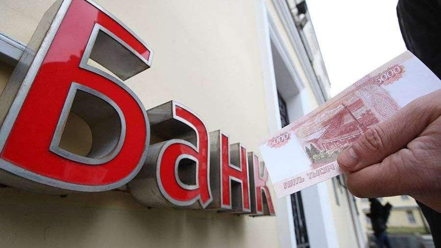 К 1 октября 2025 года общий портфель плохих долгов банков составил 2 34 трлн рублей При этом за девять месяцев текущего года портфель вырос заметнее чем за весь прошлый год 489 7 млрд рублей плохих долгов за январь сентябрь 2025 го против 302 4 млрд рублей за 2024 й Если обратить внимание на сентябрь 2025 го то за один месяц объем кредитов с просрочкой более 90 дней NPL90 по рознице увеличился на 68 4 млрд рублей или 3 Наибольший рост заметен в ипотечном сегменте 10 5 в сегменте кредитных карт он составил 3 1 В то же время в сентябре сократился объем кредитов физлицам на 9 1 месяц к месяцу а количество заключенных договоров уменьшилось на 7 jkinvest news jkinvest