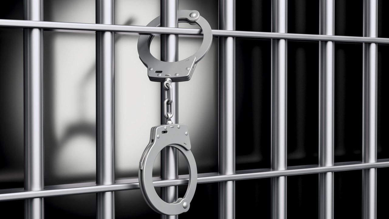 Жителя Анапы отправили под суд за распространение порнографии Завершено расследование уголовного дела в отношении 44-летнего анапчанина по части 3 статьи 242 УК РФ «Незаконные изготовление и оборот порнографических материалов или предметов». Об этом сообщает пресс-служба полиции Анапы. По данным следствия, мужчина создал страницу в популярной социальной сети и отправлял собеседникам материалы порнографического содержания. Установлена его причастность к 24 фактам распространения противоправного контента. Уголовное дело с утвержденным обвинительным заключением направлено в суд. Любителю «клубнички» грозит до 6 лет лишения свободы.