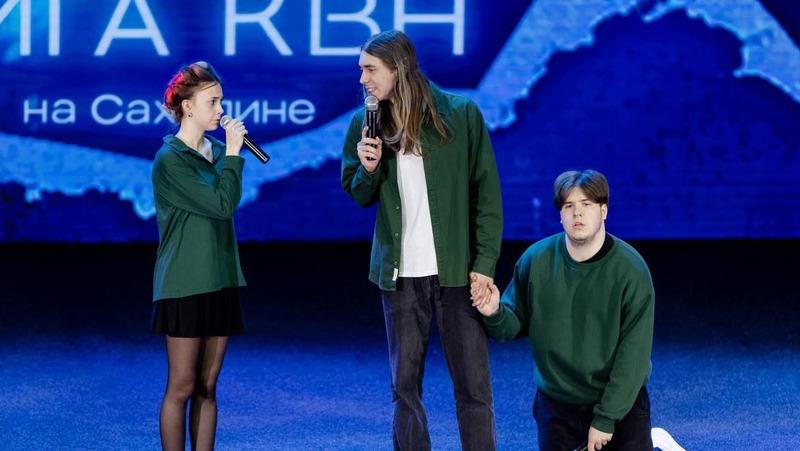 Полуфиналистов Дальневосточной лиги КВН определили в Южно-Сахалинске 12 и 13 июня в концертном зале City Hall состоялись съемки четвертьфинальных игр Дальневосточной лиги КВН. В мероприятии приняли участие 11 команд из пяти регионов России, которые сражались за право выйти в полуфинал. По итогам двух игр шесть команд прошли в следующий этап. Подробности сообщили в пресс-службе агентства по делам молодежи Сахалинской области. Губернатор Валерий Лимаренко, почетный гость игр, высоко оценил подготовку мероприятия. Он поприветствовал команды и поддержал идею привлечения молодежи к юмору через фестивали и проекты на Сахалине и Курилах. Команды состязались в трех конкурсах: «Приветствие», «Блиц-разминка» и «Фристайл». Подробнее читайте на сайте. ——— : Прислать нам новость: