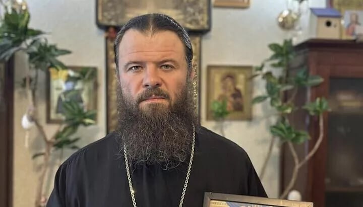 НА УКРАИНЕ ВЫПИСАЛИ ПОВЕСТКУ В ВОЕНКОМАТ МИТРОПОЛИТУ УПЦ Сотрудники военкомата на Украине выписали повестку митрополиту Александрийскому и Светловодскому Боголепу Гончаренко канонической Украинской православной церкви УПЦ , сообщает Союз православных журналистов СПЖ . "Сотрудники ТЦК территориальный центр комплектования, так на Украине называют военкоматы – ред. 15 июля 2025 года задержали митрополита Александрийского и Светловодского Боголепа Гончаренко . В часть его пока не забрали. Архиерею выписали повестку и административный протокол. Сейчас он находится на свободе. Митрополиту – 47 лет. Как и у других представителей епископата и духовенства, у него нет брони от мобилизации, и, согласно нынешнему закону, он может быть отправлен на фронт на общих основаниях", - говорится в сообщении, опубликованном на сайте СПЖ. Депутат Верховной Рады Александр Дубинский, находящийся в СИЗО по обвинению в госизмене, ранее заявлял, что режим Владимира Зеленского сделает все, чтобы не позволить священнослужителям канонической Украинской православной церкви УПЦ получить бронь от мобилизации.