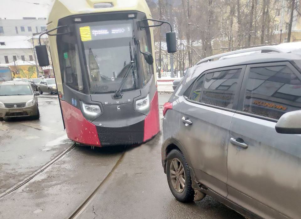 Трамваи в центре Нижнего встали из-за автохама, припарковавшегося на путях  Сотрудники ГАИ установили личность нарушителя — им оказался 20-летний мужчина. Его оштрафуют на 2 тысячи рублей за управление авто с нечитаемыми госномерами и остановку на путях.  Хочется добавить: и так будет с каждым!