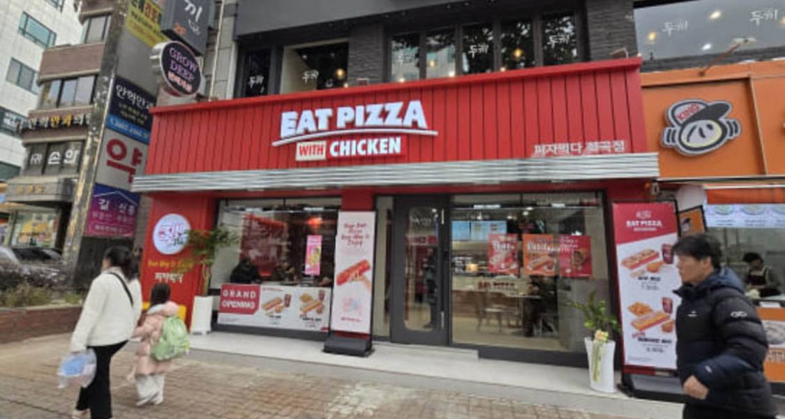 Южнокорейская пиццерия Pizza Mukda открыла в России свой первый ресторан Южнокорейская сеть пиццерий Pizza Mukda открыла свой первый ресторан в России Заведение открылось 15 января в городе Уссурийск Приморского края Оно стало 28 международным рестораном сети и ознаменовало выход бренда в восьмую страну мира Выбор Уссурийска в качестве первой точки присутствия в России корейской компании не случаен Уссурийск известен как центр корейского культурного обмена и густонаселенный район где проживает много этнических корейцев Компания Pizza Mukda объяснила что стратегически выбрала Уссурийск в качестве базы для распространения корейской кулинарной культуры а не просто как ресторанный бренд поскольку там расположен Культурный центр Коре играющий важную роль в изучении корейского языка и распространении корейской культуры сообщает южнокорейское издание Shina Ilbo Южнокорейская компания уже запланировала открытие второй точки на Сахалине в конце января и еще двух пиццерий во Владивостоке в первой половине 2026 года Первый ресторан в Уссурийске будет работать по франчайзингу под управлением местного партнера корейского происхождения