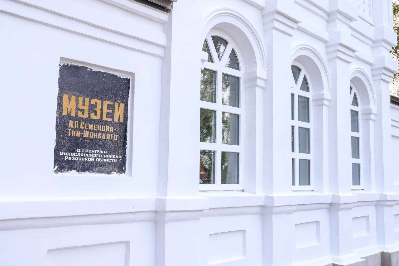 Начали капитальный ремонт музея Петра Петровича Семёнова-Тян-Шанского в Милославском районе. Благодаря нацпроекту «Культура» в музее уже появилось новое выставочное оборудование. В 2027 году исполнится 200 лет со дня рождения великого исследователя. Работы идут полным ходом, планируем завершить обновление к юбилею. Особое внимание обратил на благоустройство территории вокруг здания музея. Надо сделать качественно и удобно для посетителей. Посетил районный дом культуры, который привели в порядок в прошлом году. Здание полностью обновили: новая кровля, окна и коммуникации, установлено современное оборудование. Теперь это место притяжения для жителей всех возрастов. В завершение поездки заехал в посёлок Центральный, где благодаря нацпроекту «Культура» построили новый сельский дом культуры. Пообщался с местными жителями, которые обратили внимание на медицину в посёлке. Всё зафиксировал, будем решать.